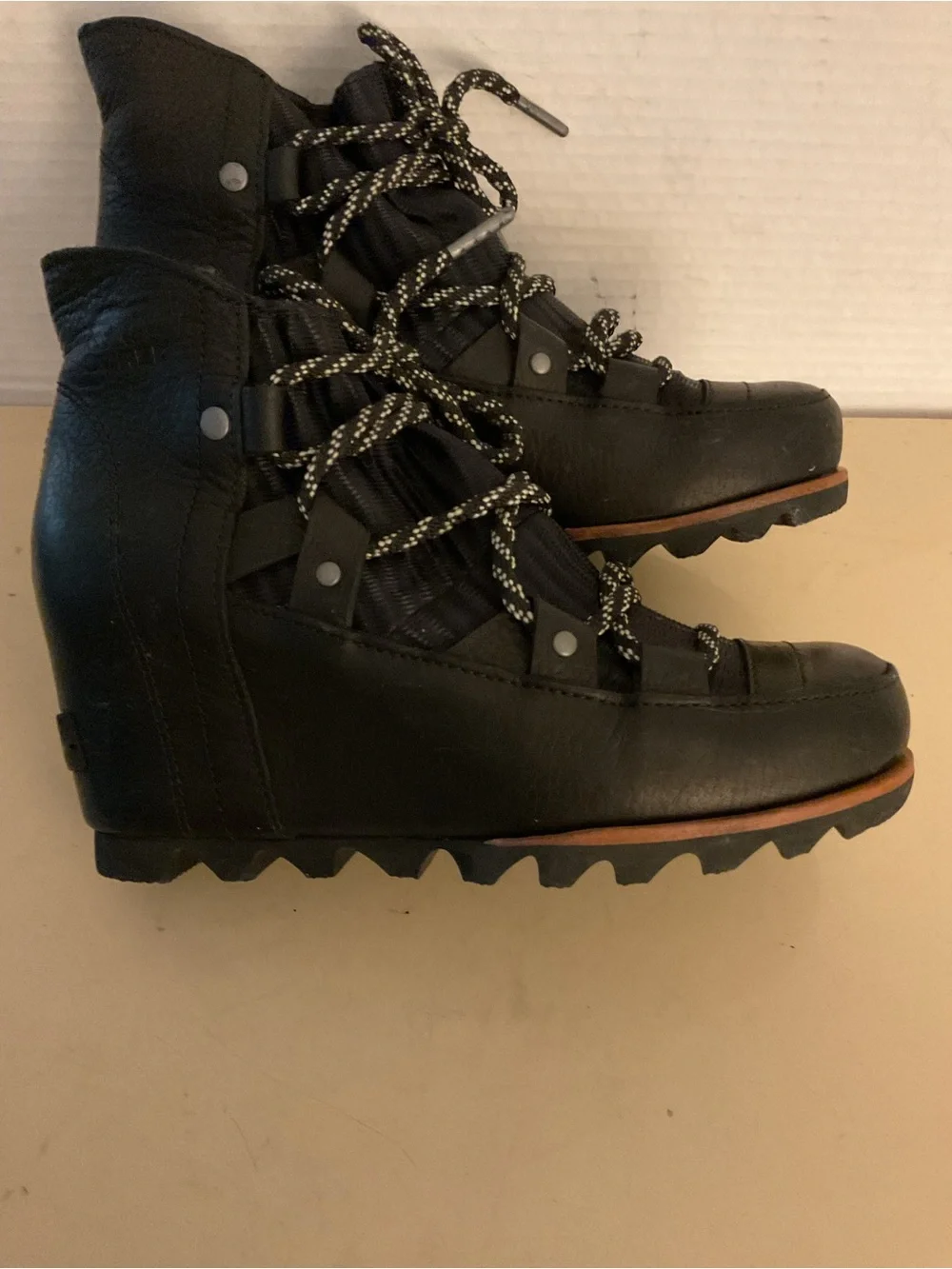Sorel women black leather platform waterproof boots US 5